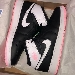 jordan 1 mid arctic pink black (GS)